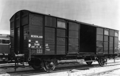 119459 Afbeelding van de fabrieksnieuwe gesloten goederenwagen (groentewagen) NS 31401 (type Chrp, serie 31401-33799, ...